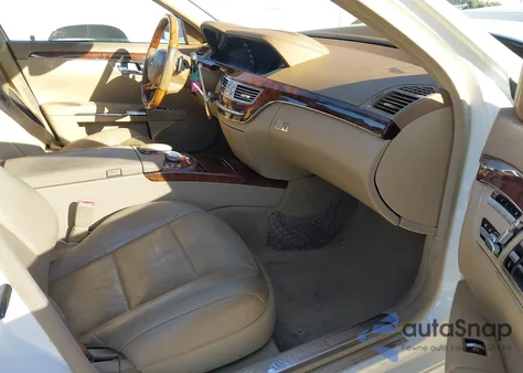 2010 Mercedes-Benz S 550 z USA, uszkodzony, nr VIN WDDNG7BB4AA346871